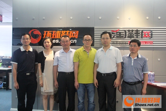 訊網科技總經理林文佳(右三)與福建省信息化局副局長邵玉龍(右二)等領導一行合影留念 訊網科技總經理林文佳(右三)與福建省信息化局副局長邵玉龍(右二)等領導一行合影留念